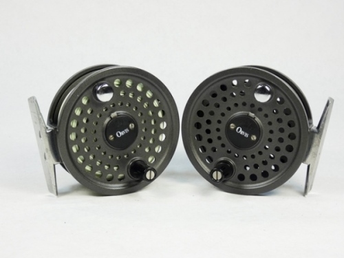 A pair of Orvis Battenkill Disc 5/6 trout fly reels, each with counter-balanced composition handle, chrome foot, spring drum latch and rear tension regulator button, very light use only and in original zip cases (2)