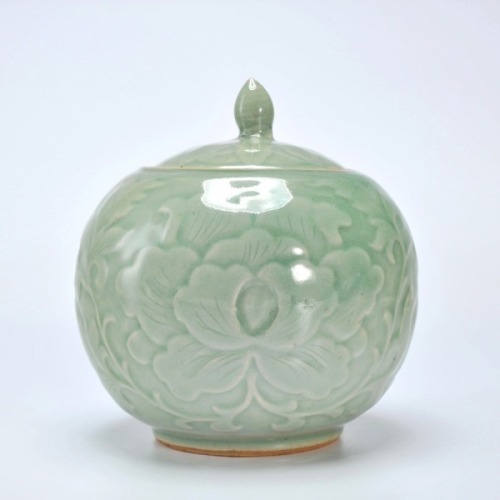 A Longquan Celadon Glazed Tea Caddy Song Dynasty