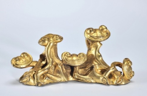 A Gilt-bronze Lingzhi Brush-rest
