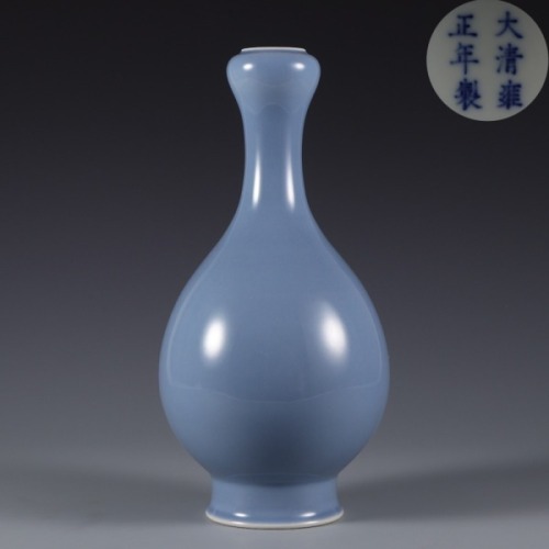 A Sky Blue Glazed Garlic Head Vase