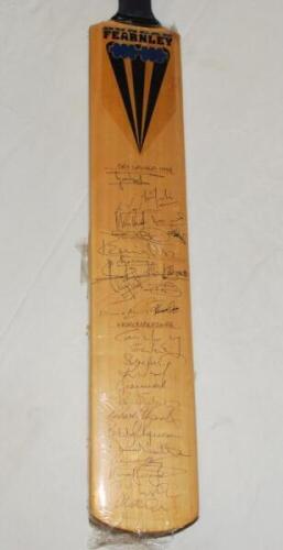 Worcestershire v Sri Lanka 1998. Duncan Fearnley full size cricket bat nicely signed to the face by sixteen members of the Sri Lanka touring party and thirteen members of the Worcestershire team. Sri Lanka signatures include Ranatunga, Tillekeratne, Jayaw