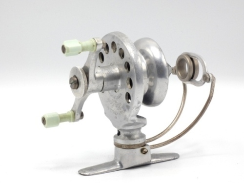 A scarce Howell & Co. Howban threadline turn-table reel, alloy construction, swivelling foot with wire “rolling eye" line guide, rear mounted twin green composition handles on shaped cross-bar winding arm mounted below a milled tension wheel, ventilated 