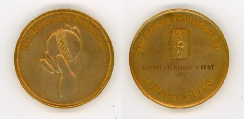 James Clive Foat. Gloucestershire 1972-1979. A bronze metal medallion presented to Foat at the final of the Benson and Hedges Cup at Lord's 1977, engraved 'Gloucestershire v Kent 1977'. 2" diameter in original case. G/VG - cricket<br><br>Gloucestershire b