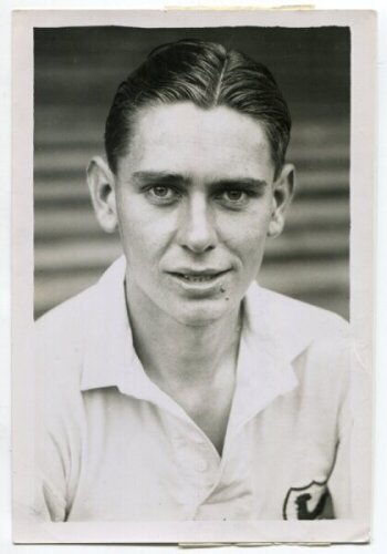 George Edward Henry Skinner. Tottenham Hotspur 1938-1947. Mono postcard size real photograph of Skinner, head and shoulders, in Spurs shirt. Photograph by Dailypress Photographic Agency, with stamp to back. 4"x6". Good+ condition - football<br><br>George 