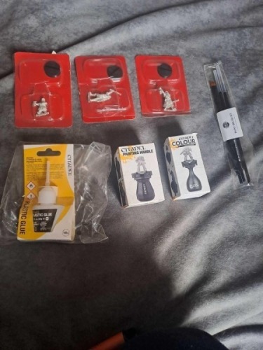 3 Lord of the Rings minatures, includes 1 plastic glue 1 paint brush set and 2 painting handles