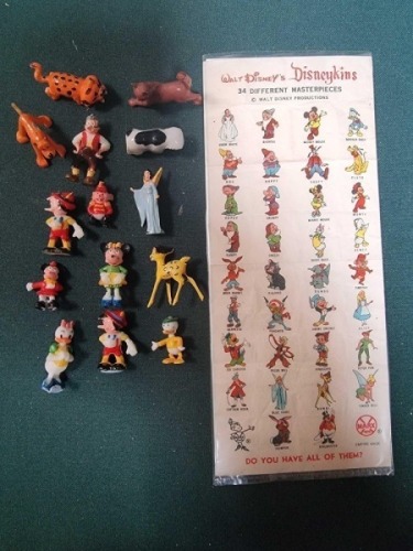 Disneyana A Collection Of Marx Disneykins Miniatures 14 Characters In Total Including Coloured Collectors Card (Ref PA842)