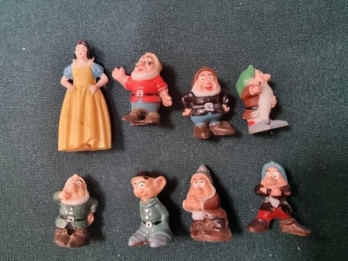 Disneyana A Collection Of Marx Disneykins Miniatures Snow White And The Seven Dwarfs Figurines (Ref PA843)