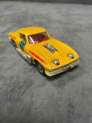 Corgi diecast #337 Customized Chevrolet Corvette Sting Ray in box (end tab detached aznd one end flap missing) 1967-1969