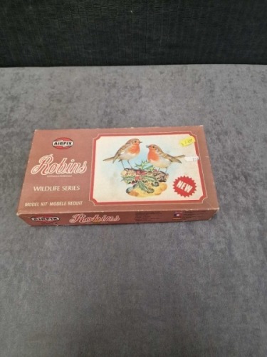 Airfix model kit #04830-5Wildlife Series Robins in box