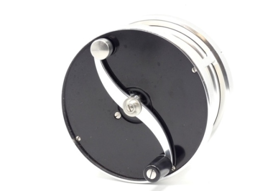 A good Saracione Mk.IV Alta 4 ¾" multiplying salmon fly reel, 2:1 ratio retrieve, left hand wind model with black anodised end plates, alloy cage, counter-balanced serpentine crank wind arm, block foot, rear sliding drum locking button and spindle mounted