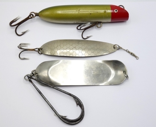 A Hardy Darting and Diving 6" big game lure, the green/red painted wooden body with one belly and one tail mounted treble hook and nickel silver loop eye, a Hardy Jim Vincent Broads Spoon 5" pike bait and a Hardy 6" Stewart Spoon big game spinning bait (3