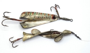 A Geens Combined Phantom & Spoon 2 ½" bait, split tailed body with painted decoration, head and rear gut mounted treble hooks, blade stamped makers detail and Allcock shield logo and a Geens 3" Spiral Minnow bait, stamped makers details (2)