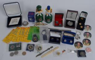 Cricket souvenirs, commemorative medals etc. Selection including silver metal ‘Ashes 1882-1982’ commemorative cufflinks, Middlesex C.C.C. gilt commemorative cufflinks, ‘Lord’s Taverners Ashes Walk’ commemorative coin, pair of gilt M.C.C. cufflinks, Middle