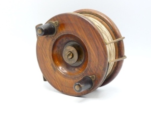 A rare C. Farlow & Co. 5" walnut Nottingham sea centre pin reel, brass backed walnut drum with twin tapered horn handles, central recessed well and milled circular brass tension nut, two Bickerdyke line guides, starback foot, script engraved retailers de
