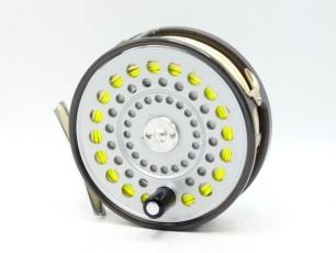 A good Hardy St Aiden sea-trout/light salmon fly reel and two spare spools, composition handle, alloy foot, two screw drum latch, rim tension regulator and dual compensating check mechanism, nickel silver single screw "U" shaped line guide, virtually unu