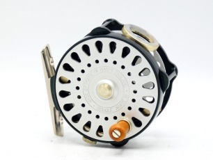 A Hardy Bougl&eacute; Agate Mk.III 3" trout fly reel, green anodised cage, multi-perforated drum and faceplate with ivorine handle, white agate line guide (no cracks), pierced foot, triple raised pillars, rim tension screw and dual compensating check mechanism,