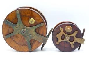 A Milward's Nottingham Frogback 4" walnut centre pin reel, brass backed drum with twin bulbous treen handles and three screw spring drum latch, brass frogback stancheon foot, sliding optional check button and calliper spring check mechanism, circa 1915 a