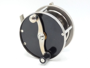 A good Bo Mohlin direct drive 3 &frac14;" wide drummed sea-trout fly reel and block leather case, right hand wind model with black anodised end plates and graphite finish alloy drum and cage, counter-balanced "S" scroll handle set within an anti-foul rim, bridg