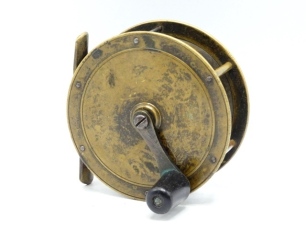 A scarce Hardy 4" brass salmon winch, tapered cow horn handle on waisted straight crank winding arm with domed iron locking screw, bridge foot n(slightly bent), quadruple cage pillars, one iron, fixed check mechanism, faceplate stamped Rod in Hand tradem