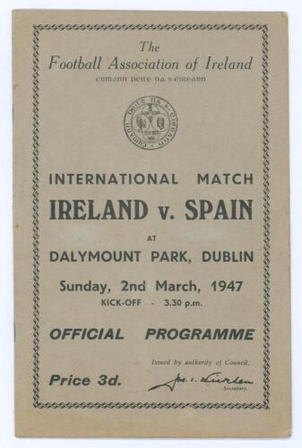 Ireland [Republic] v Spain 1946/47. Official programme for the international friendly match played at Dalymount Park, Dublin, 2nd March 1947. Ireland won 3-2. Irish goal scorers, Walsh 2, Coad 1, annotated in ink to centre field of play pages. Vertical fo