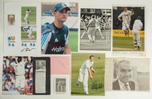 Warwickshire & Worcestershire 1950s-2010s. A good selection of sixty mainly modern original colour and mono press photographs, also cuttings, cards etc. all relating to players who have represented Warwickshire or Worcestershire. Twenty one items are sign